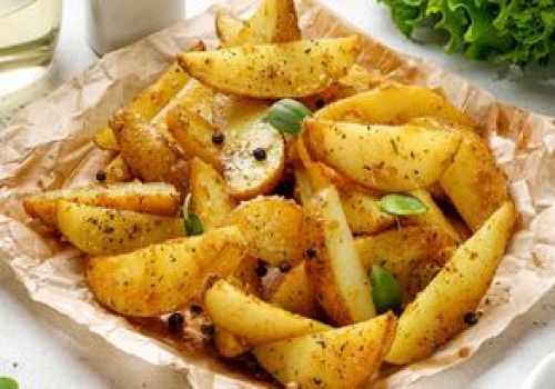 Te pieczone ziemniaki mają chrupiącą skórkę i kremowy środek. Nie trzeba ich nawet wcześniej gotować