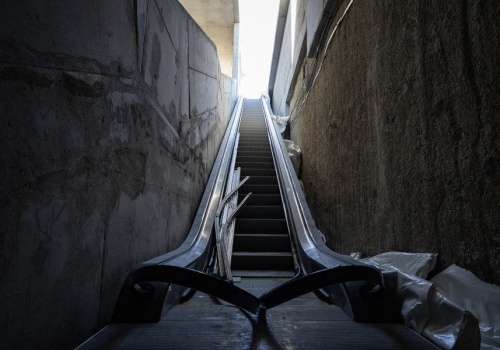 Budowa metra M2 nabiera tempa. Na stacjach pojawiają się schody ruchome i windy