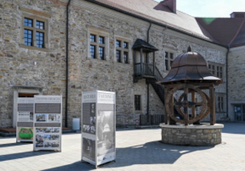 Odrestaurowana i zrekonstruowana zabytkowa studnia na dziedzińcu zamku w Sanoku (wideo)