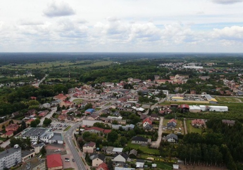 To najdalej wysunięta na zachód miejscowość w regionie radomskim. Pochodzi stąd ceniona architektka