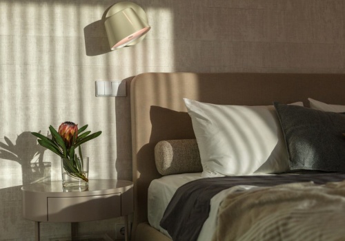 Zagłówki? Już nie. Ten retro detal odmieni sypialnię. 