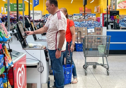 Nowy sposób sklepów na kradzieże przy kasach samoobsługowych. Terminal może nagle się zablokować