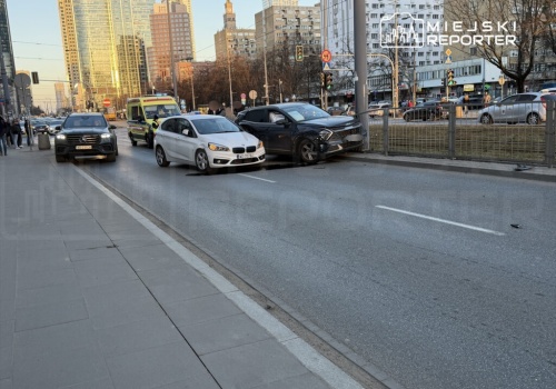 Zderzenie trzech aut na Woli. Nieoznakowany radiowóz uderzył w słup tramwajowy