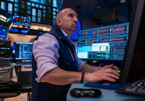 Rynki pod presją. Niepewność się utrzymuje, ropa drożeje, dolar się umacnia