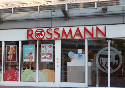 Psikam się raz, a pachnę cały dzień - Rossmann przecenia kultowe perfumy YSL. Co na to Hebe?