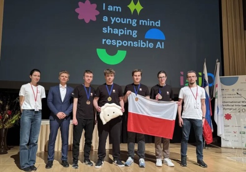 Polscy uczniowie z medalami na prestiżowej Olimpiadzie AI
