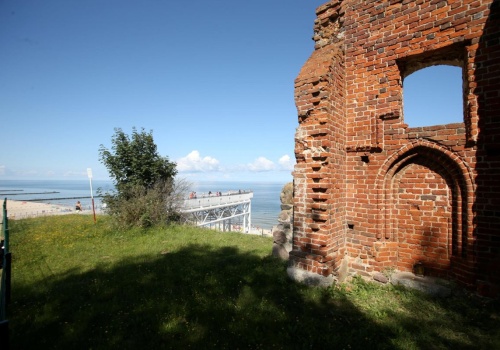 Mieszkańcy przegrali bitwę. Morze zabrało kawałek wsi. Dziś zjeżdżają tu tłumy