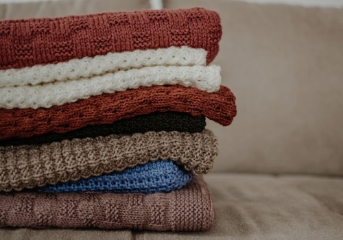 Swetry z szerokimi rękawami – styl, wygoda i modowy charakter