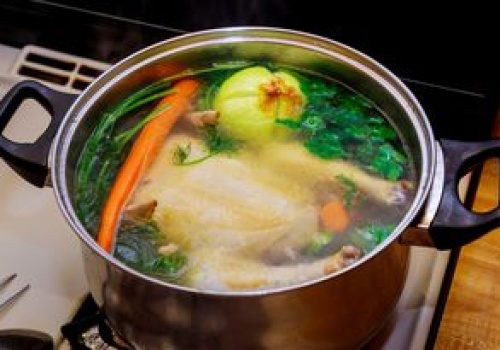 Rosół jak u babci. Ten garnek wydobędzie z niego maksimum smaku
