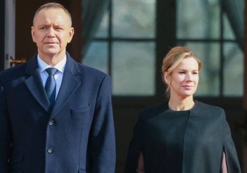 Marta Nawrocka w czarnej pelerynie. Ekspertka modowa miała wiele uwag