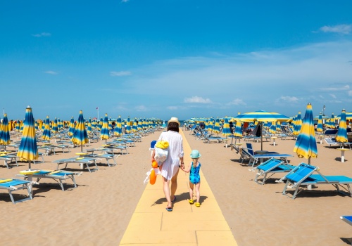 Wakacje 🌤️⛱️ Zbiór lotów nad włoskie wybrzeże Adriatyku od 255 PLN 👙👣🌊
