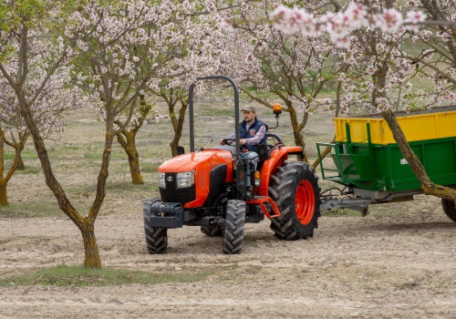 Ciągnik pomocniczy w gospodarstwie rolniczym. Dlaczego seria Kubota L2 sprawdza się w codziennej pracy?