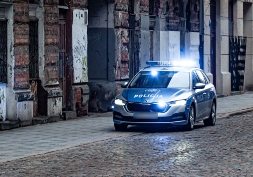 Podjechał autem, opuścił szybę i zaczął strzelać. Groźny incydent w Lubinie