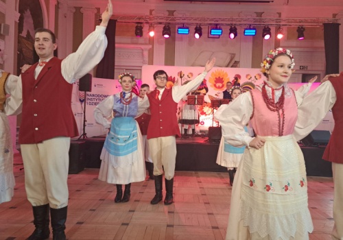 Jak ubrać się współcześnie, ale na ludową nutę?