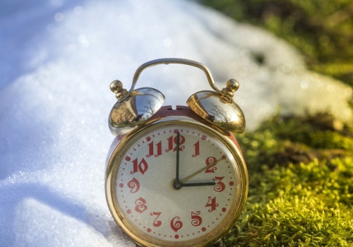 Śpimy o godzinę krócej. W który weekend marca jest zmiana czasu na letni?