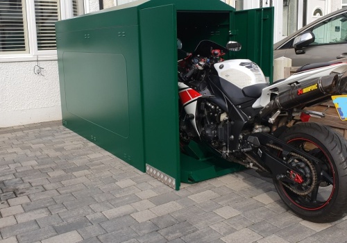 Motocykl stoi pod blokiem? Brytyjczycy mają na to pomysł