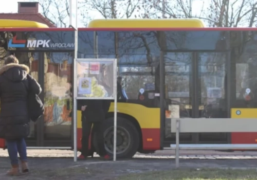 Co piąty autobus we Wrocławiu przyjeżdża spóźniony. Za stanie w korku płacą pasażerowie