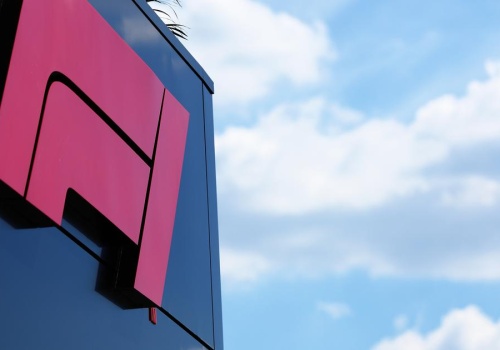 Formuła 1 w cieniu wojny. Konflikt w Iranie wstrzymuje najszybszy biznes świata