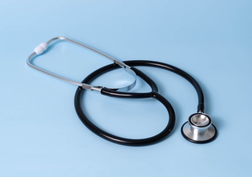 Spór o koronera w Polsce. Lekarze POZ apelują do premiera o zmianę przepisów