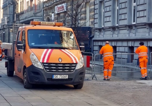 Chodniki po mrozach są w kiepskim stanie. MZUiM zabrał się za naprawy