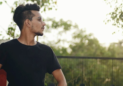 Jak utrwalić męską fryzurę bez efektu sztywności?