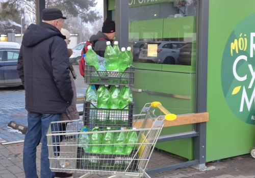 Czesze na butelkach 300 zł tygodniowo. Znalazł sposób na łatwy zarobek