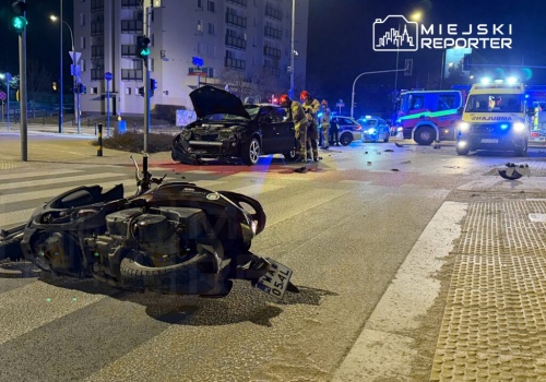 Poważne nocne zderzenie na Woli z dostawcą jedzenia na motocyklu