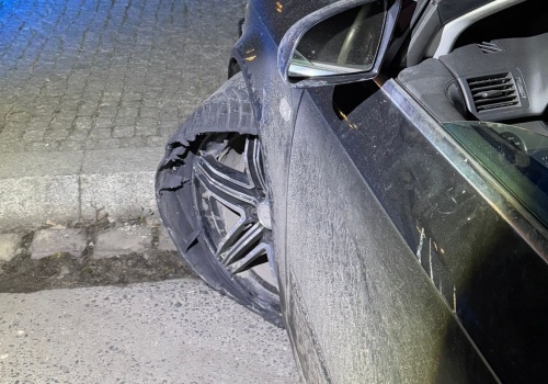 Audi bez opony i z wybita szybą w centrum Krakowa. W aucie spał mężczyzna