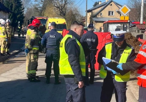 Zginął 42-latek naprawiający maszynę na drodze. Policja ujawnia, co się stało
