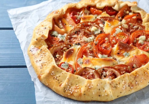 Orkiszowa tarta galette z warzywami i fetą – prosty przepis bez formy
