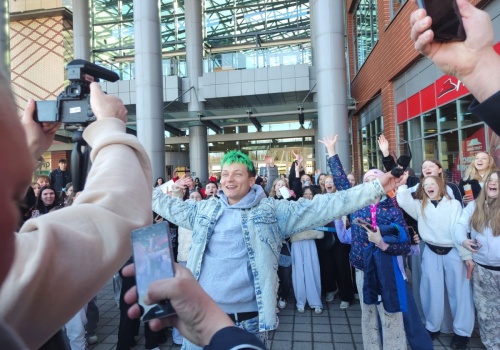 Tłum fanów przed Bonarką w Krakowie. Youtuber spóźnił się na spotkanie ponad godzinę