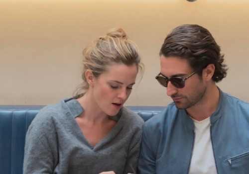 Emma Watson znów zakochana. Kim jest tajemniczy miliarder, z którym całuje się na lotnisku?