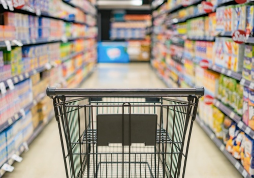 Gdzie najtaniej zrobić weekendowe zakupy – najnowsze dane z marketów