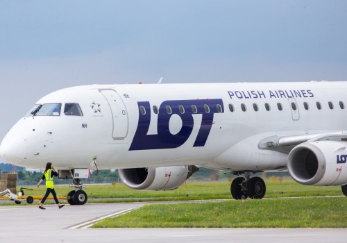 PLL LOT wprowadza internet na pokłady samolotów. Poznaliśmy cennik