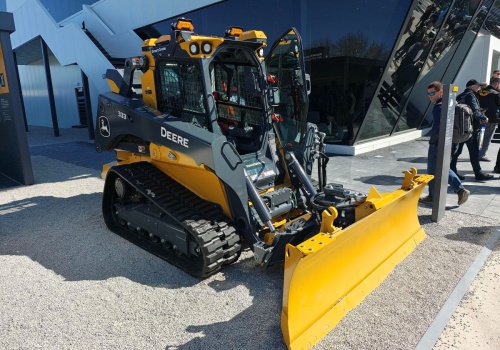 Ładowarka burtowa John Deere 333P to sprzęt do ciężkich prac budowlanych. Znacie?