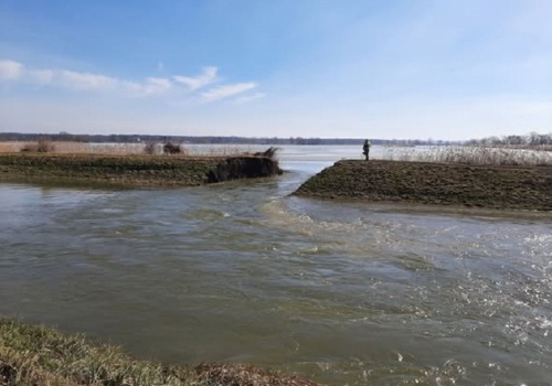 Przerwana grobla na stawie hodowlanym w Starzawie. Służby szybko opanowały sytuację