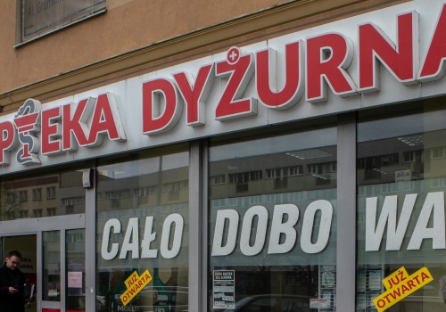 Ustka to „farmaceutyczna pustynia”? W mieście trwa spór o nocne dyżury aptek