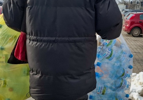 Kolejki do butelkomatów. 