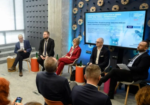 „Oby ten pędzący pociąg refundacyjny w hematoonkologii nie zwolnił”. Dyrektor studzi entuzjazm