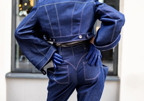 Wiosna 2026 należy do jeansów hip-huggers. Bosko modelują biodra