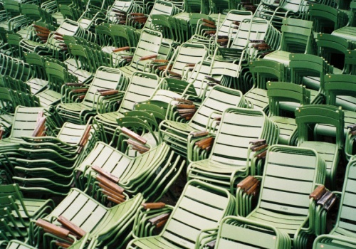 Podprogowy przekaz Diora, czyli dlaczego Jonathan Anderson wysłał zaproszenia na pokaz w formie zielonych krzeseł?