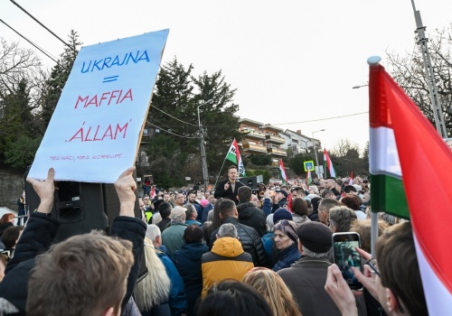 Szijjarto przed ambasadą Ukrainy: 