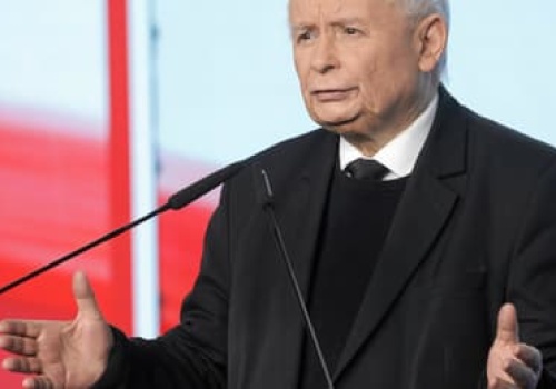Czterdziestoletni, „lokomotywa wyborcza”, patriota. Kaczyński wybiera