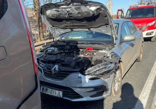 Kolizja na krajowej trójce w Kaczorowie. Renault najechał na tył busa z siedmioma pasażerami.