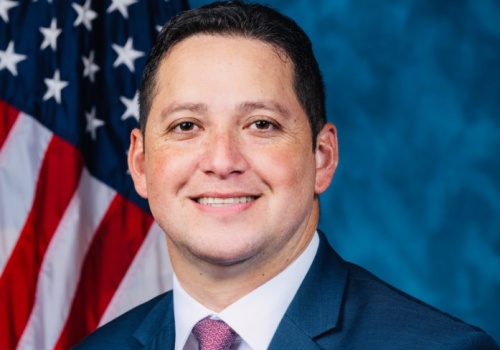 Kongresmen oskarżany o molestowanie rezygnuje z wyborów. Jego asystentka samospaliła się we własnym ogrodzie