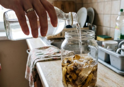 Każdy wyrzuca je do kosza. Wystarczy pół szklanki octu, a dzieje się coś zaskakującego