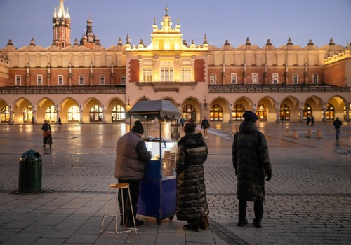 Turyści odwracają się od Paryża i Londynu. Nowy kierunek w Europie zyskuje. Na liście Polska