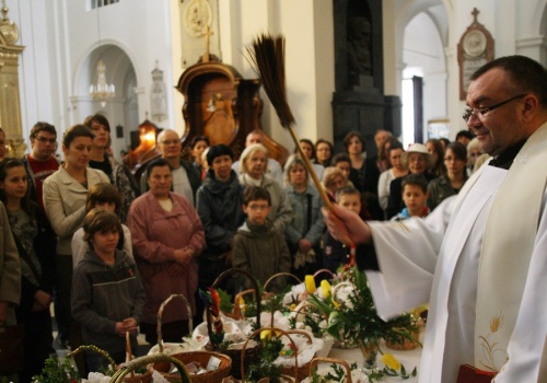 Szykuje się spora zmiana w pogodzie. I to w sam raz na Wielkanoc! Lepiej nie chować ciepłych kurtek