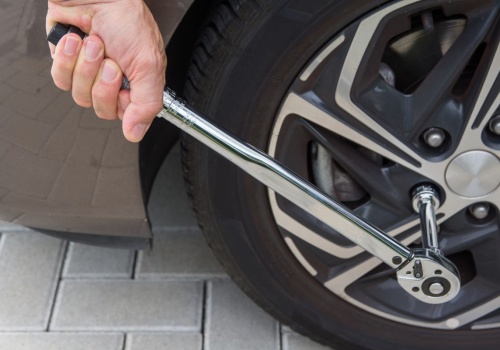 Dokręcanie śrub wokół felgi to błąd. Prawidłowy schemat wygląda inaczej, kierowcy o tym nie wiedzą