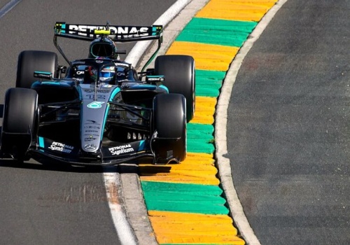 Russell rozbił bank w Melbourne. Mercedes z pierwszego rzędu, Verstappen odpadł po kraksie